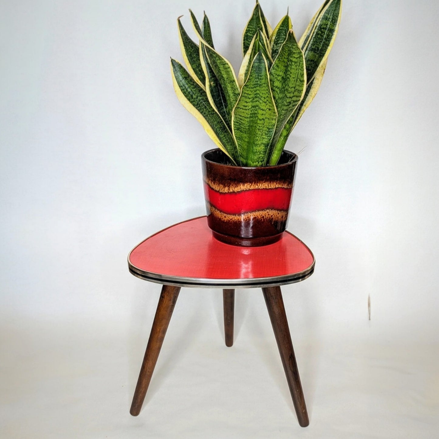 Mesa auxiliar triangular de mediados de siglo con tablero de fórmica naranja, c. 1950-1960