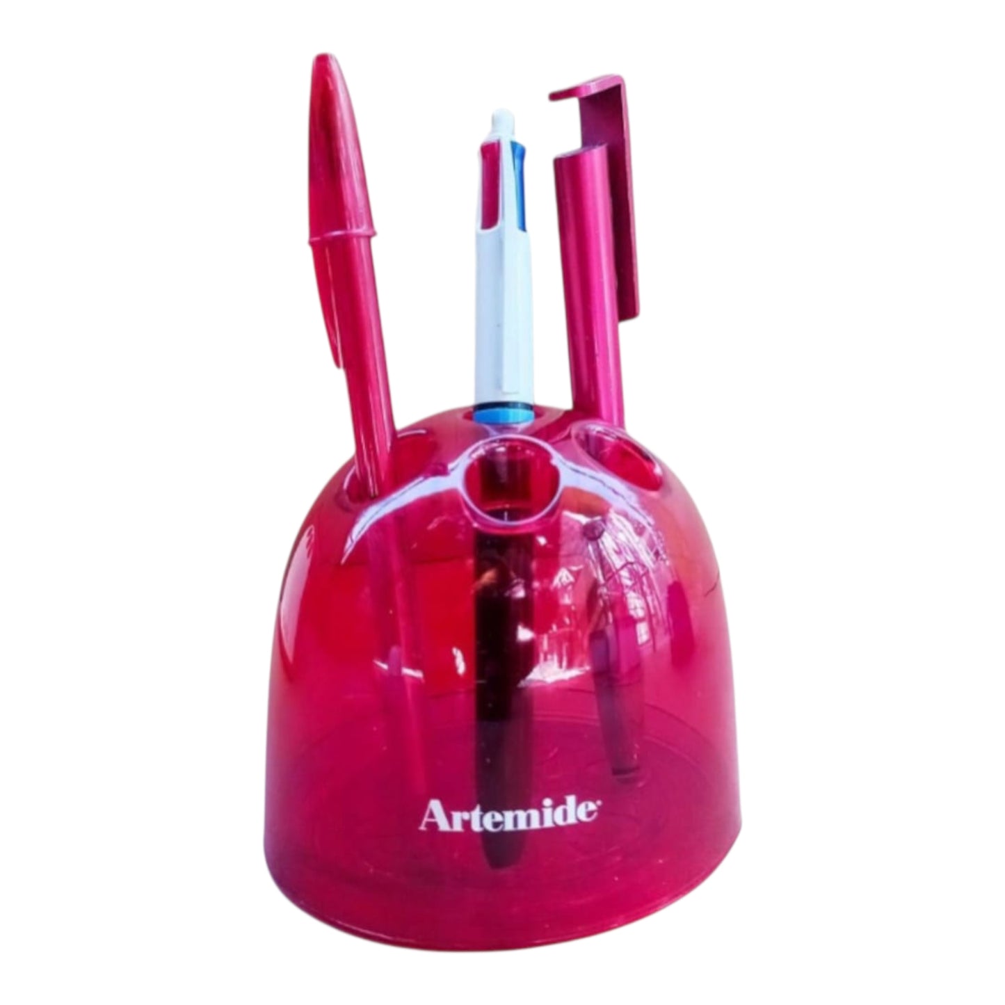 Artemide Dedalino holding colourful pens viewed from the front