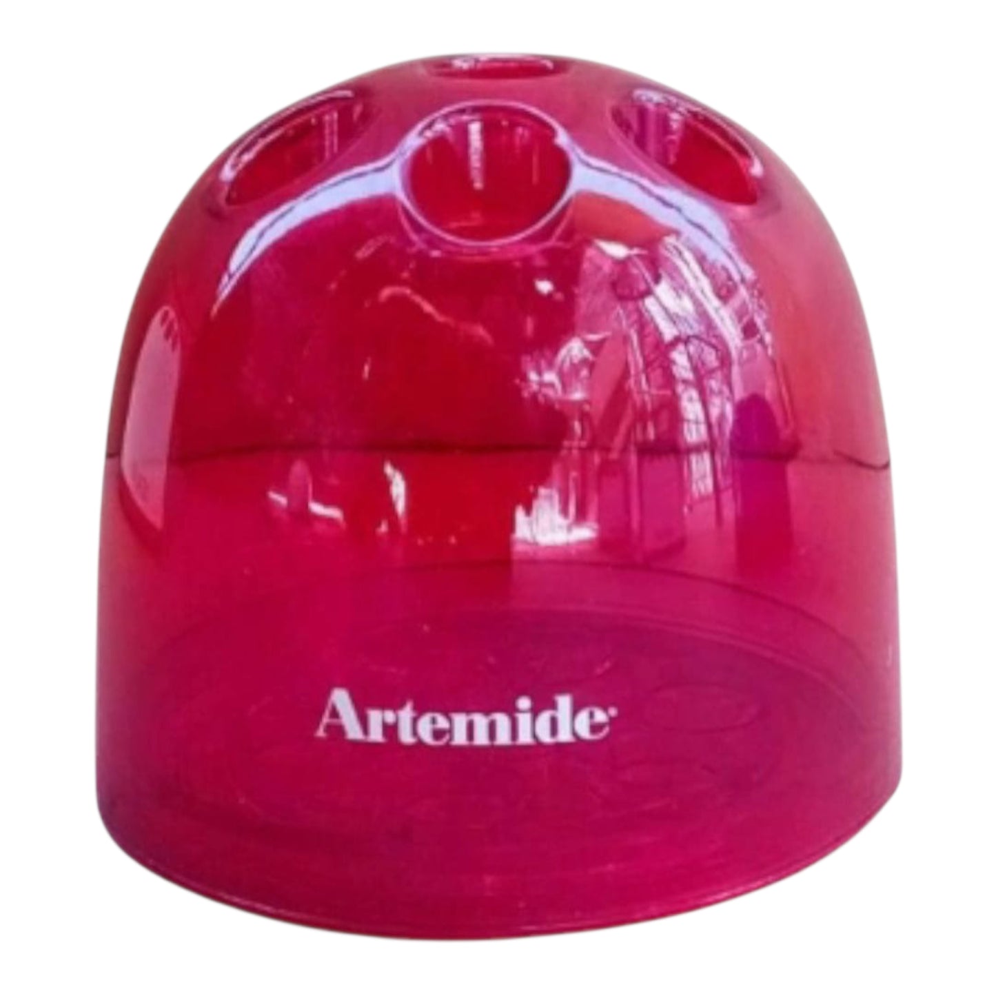 Front view of the translucent red Artemide Dedalino pencil holder