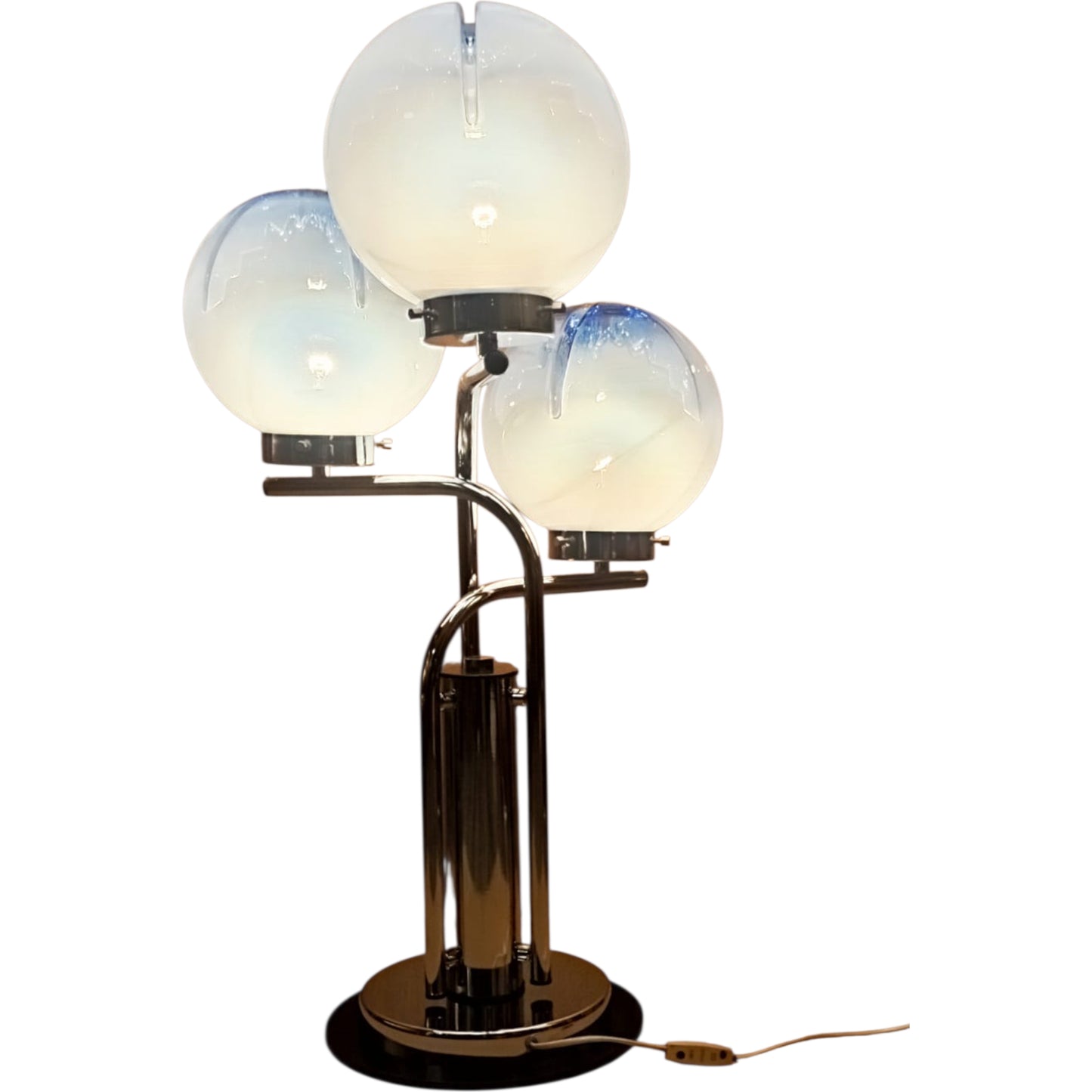 Chromed metal table lamp with blue and white glass shades