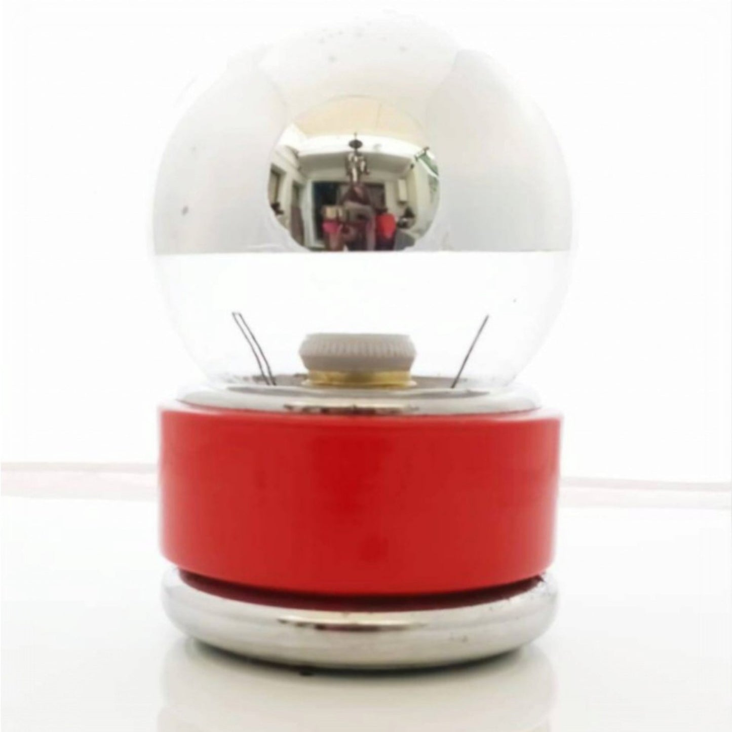 Front view of the red 1970s Space Age globe table lamp 