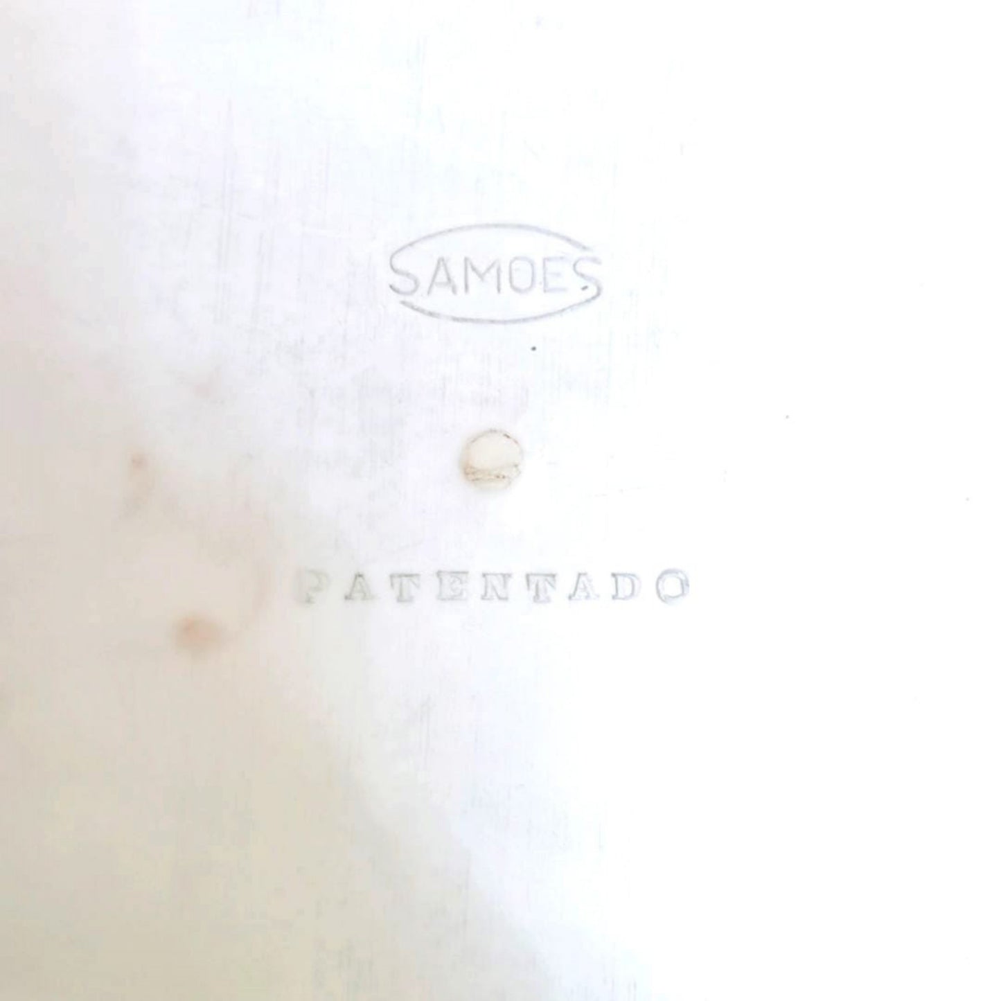 Moulded SAMOES maker's mark and "PATENTADO" mark on the underside of the storage box