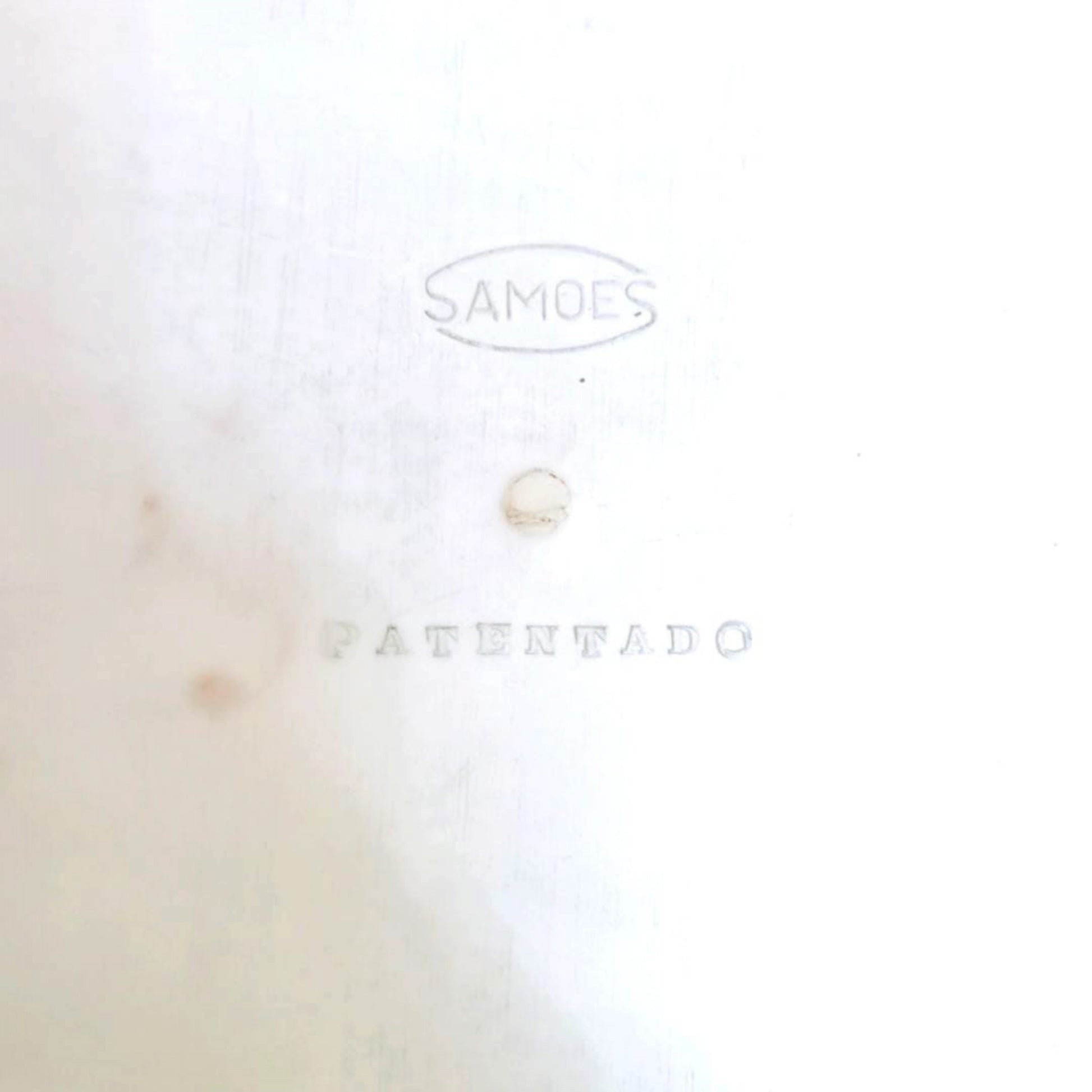 Moulded SAMOES maker's mark and "PATENTADO" mark on the underside of the storage box