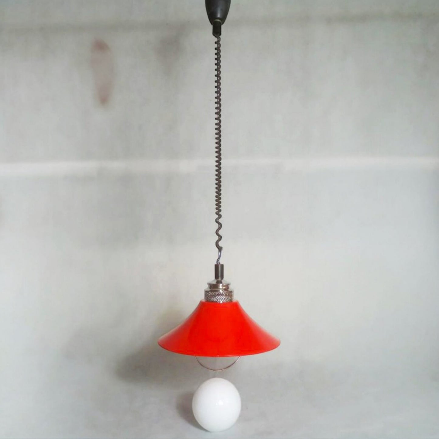 Full view of the height-adjustable pendant lamp with extended suspension