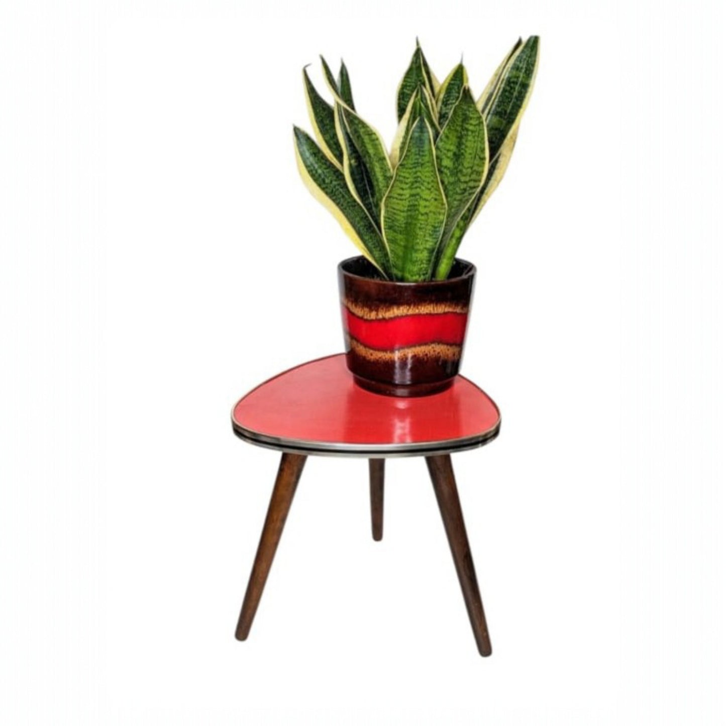 Mesa auxiliar triangular de mediados de siglo con tablero de fórmica naranja, c. 1950-1960 