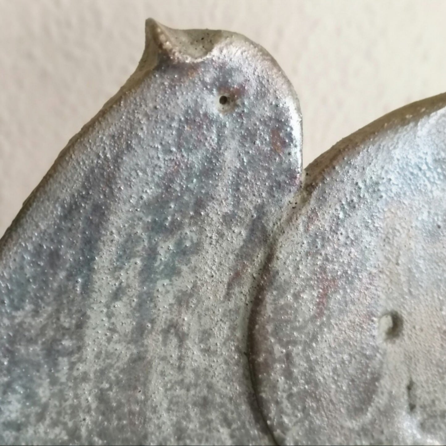 Close view of the head and textured surface of the ceramic 