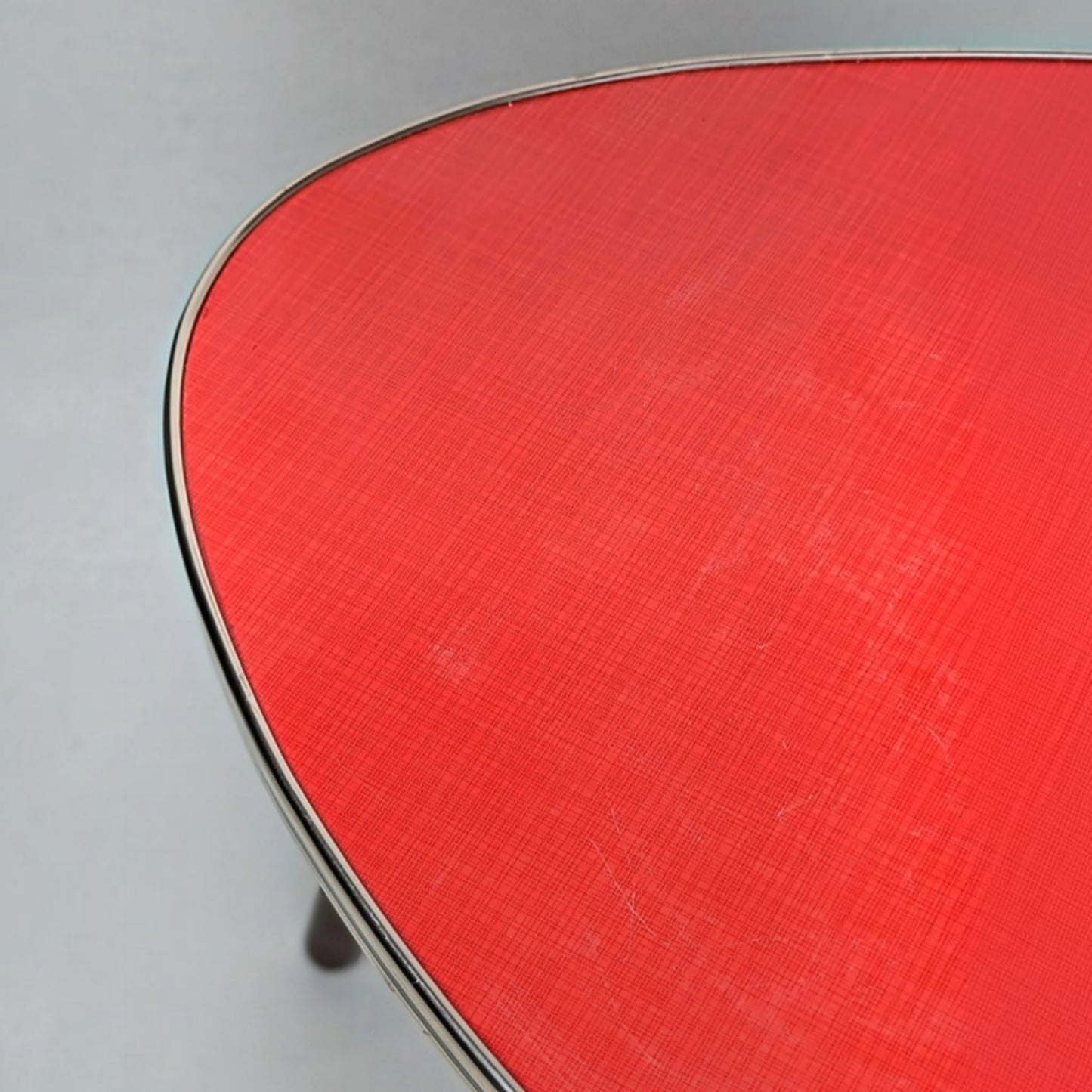 Mesa auxiliar triangular de mediados de siglo con tablero de fórmica naranja, c. 1950-1960 