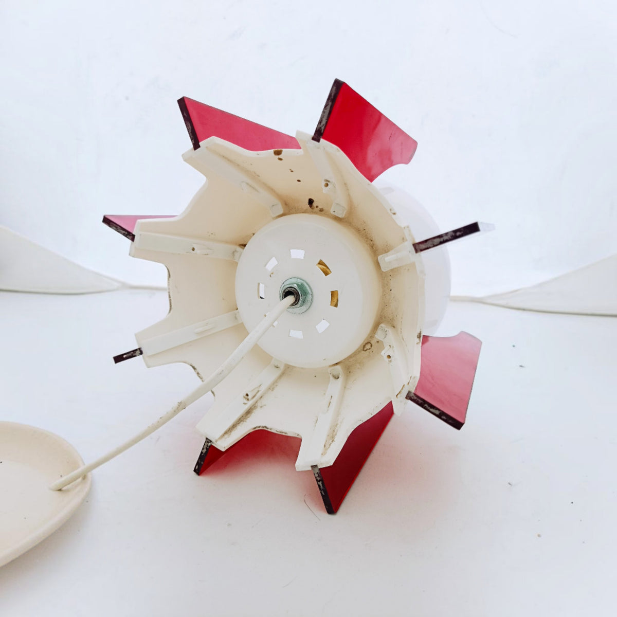 Underside of 1970s IXO table lamp by Industrias Quiel, showing the missing base cover and original construction details