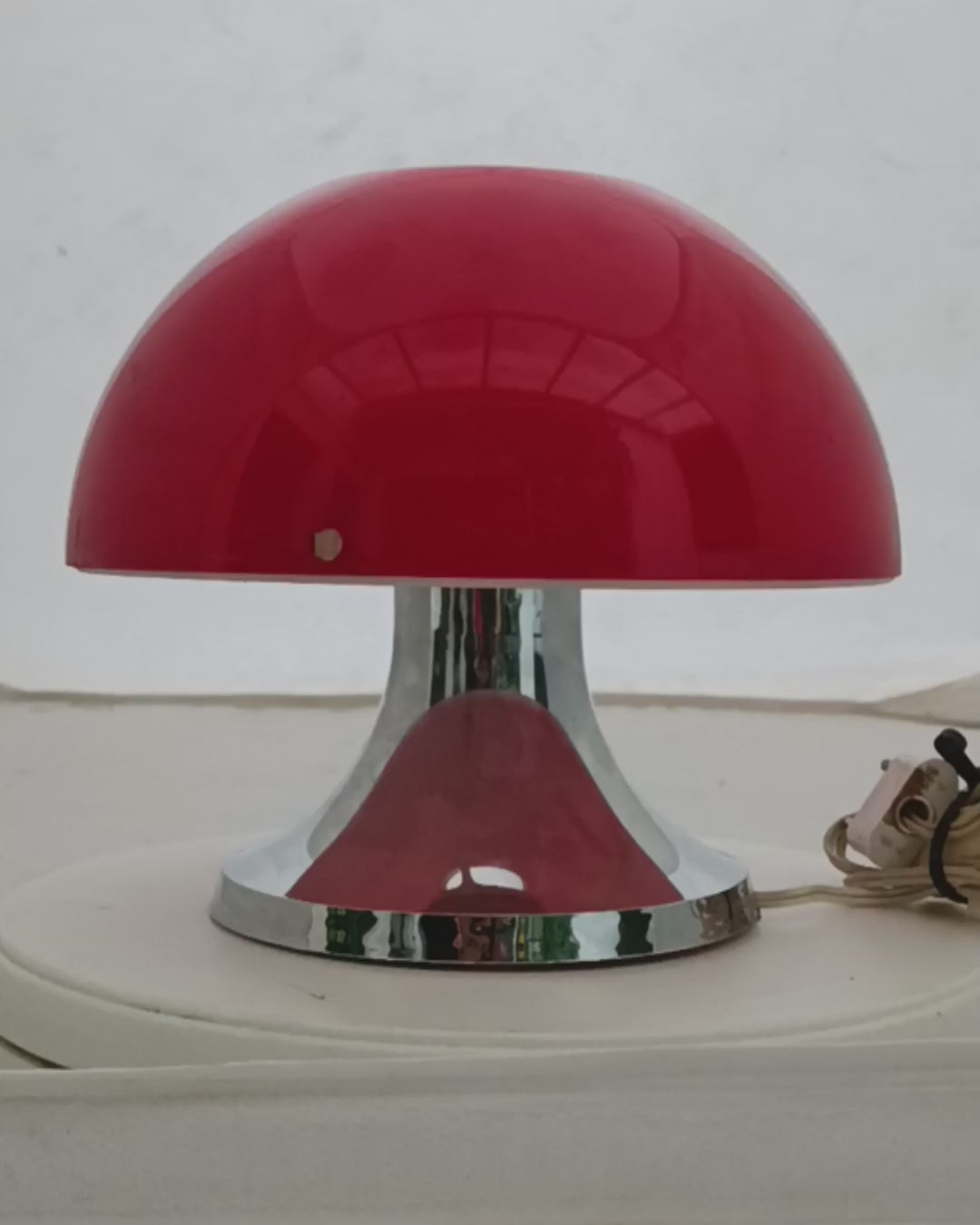 Video of Red IXO mushroom table lamp 